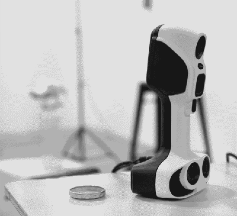 photographie du scanner 3D utilisé et posé sur une table