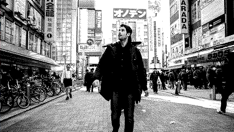 photographie d'un homme debout au milieu d'une rue de Tokyo.