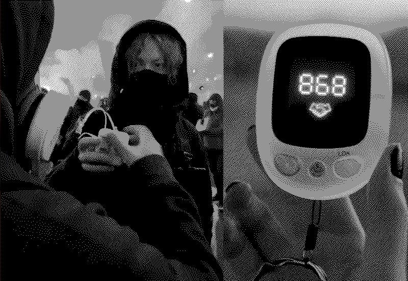 Photographie d'une interface numérique portée en collier