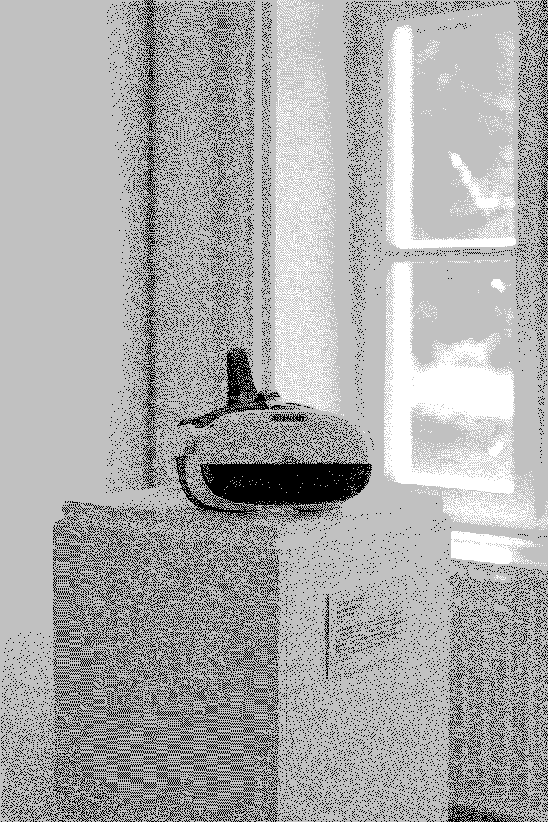 un casque VR est posé sur un socle