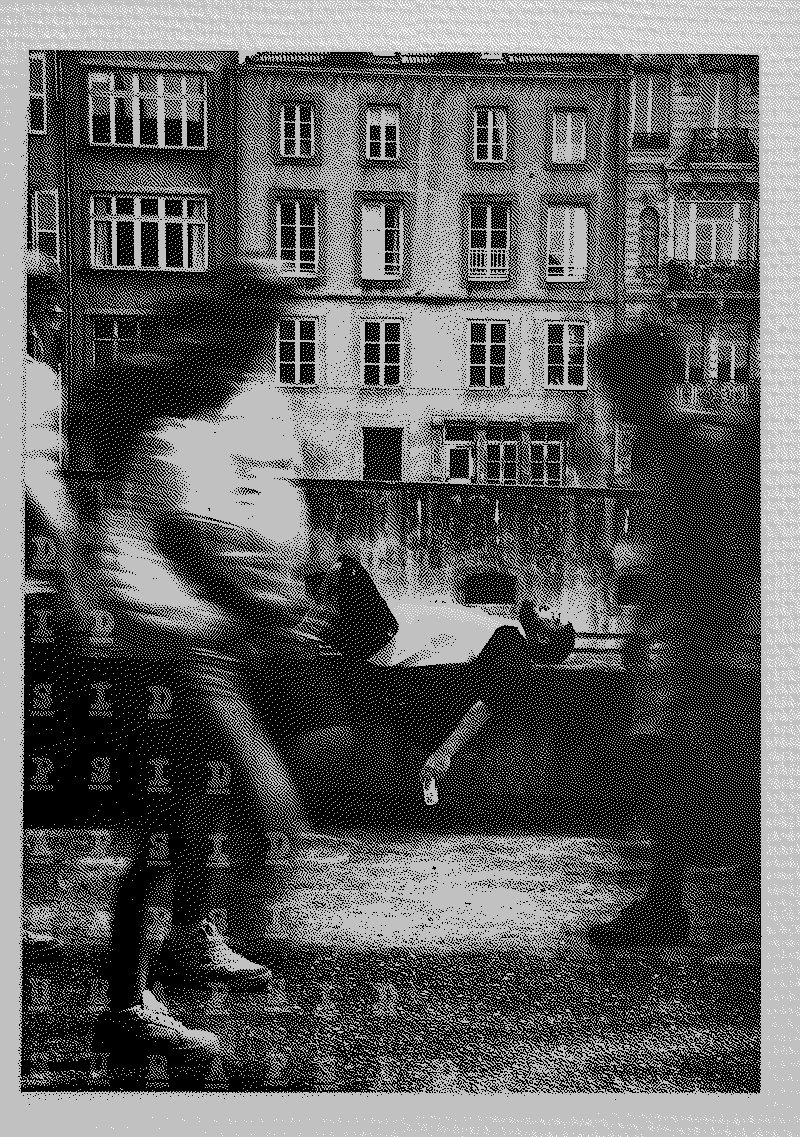 print d'une photographie noir et blanc retouchée recouverte de texte