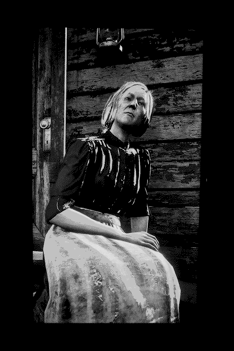 image de jeu vidéo sur un écran, une femme est assise et regarde dans le vide