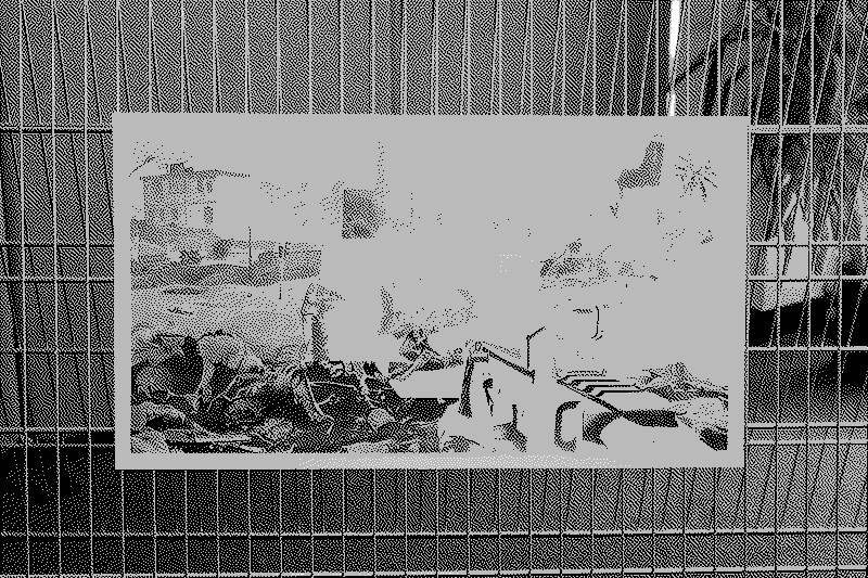 dessin au graphite suspendu à une grille représentant une scène recomposée de Battlefield.