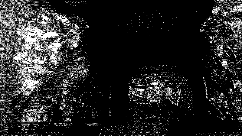 vue d'une salle rectangulaire dont les trois murs sont recouverts par de grandes sculptures 3D de portraits