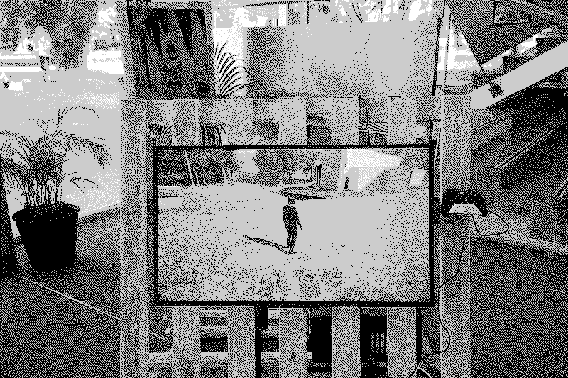 photographie d'un écran fixé sur une structure en bois montrant un jeu vidéo de François Bellabas