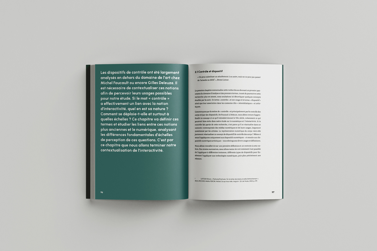 une page verte à gauche, introduction du chapitre 1, une page blanche à droite, début du chapitre 1 de la thèse