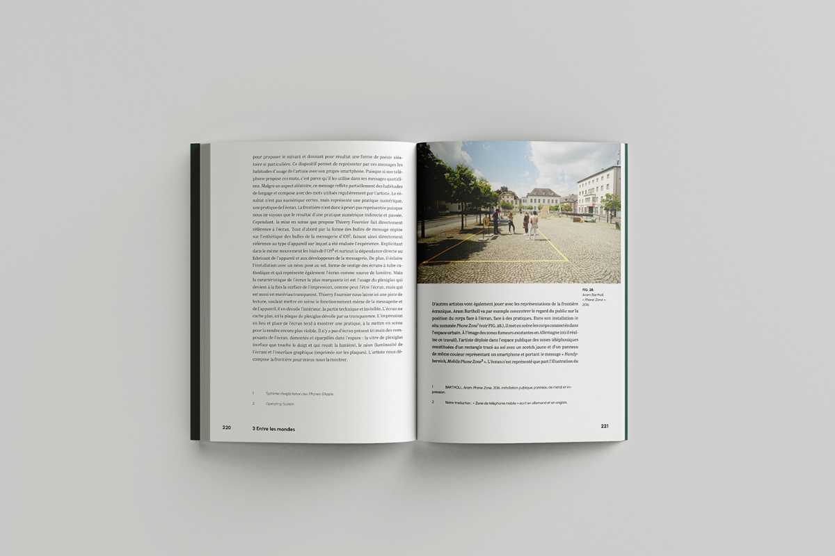 double page explicative avec une image du travail d'aram bartholl phone zone