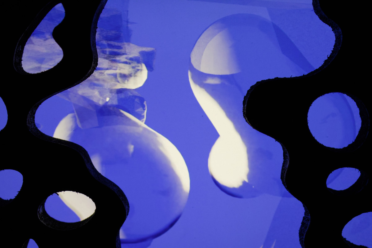 Images 3D bleues derrière des formes de bois sculptées