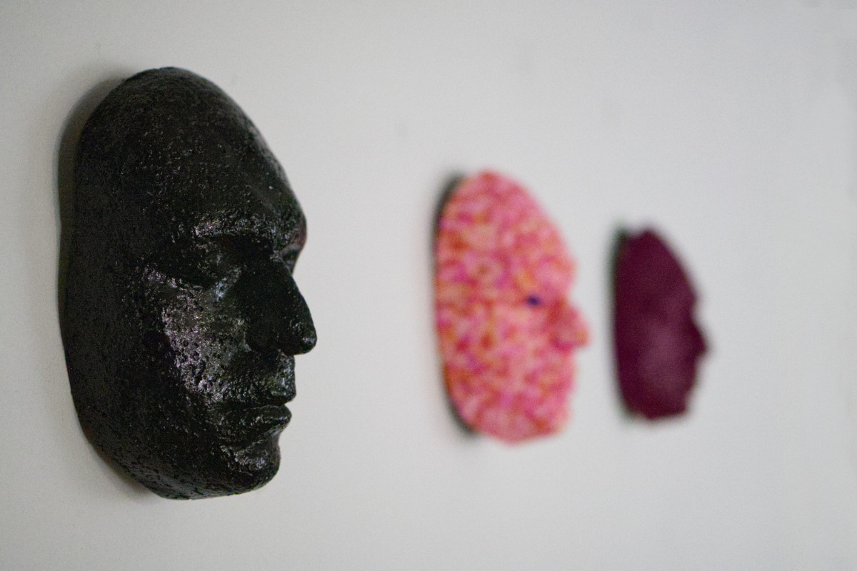 portraits sculptés de couleur en papier mâché