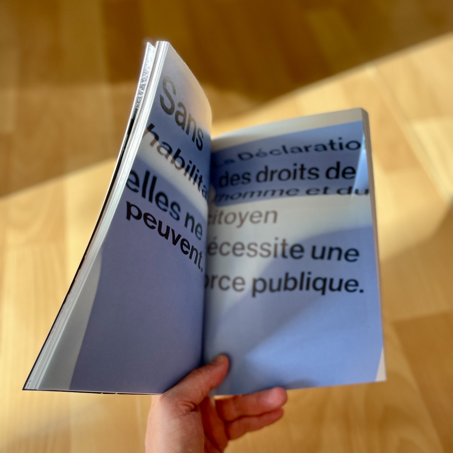 édition collectives de la maison d'édition Katadorquie, page de présentation et un poème de la série des poèmes constitutionnels